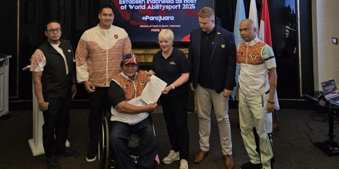 Menteri Pemuda dan Olahraga Republik Indonesia (Menpora RI) Dito Ariotedjo bersama Deputi Bidang Peningkatan Prestasi Olahraga Surono menyaksikan Memorandum of Understanding (MoU) antara National Paralympic Committee (NPC) Indonesia dengan World Abilitysport dilakukan di Paris, Perancis, pada Jumat (30/8).(foto:NPC Indonesia)