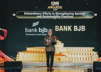 Direktur Operasional bank bjb, Tedi Setiawan menerima penghargaan di ajang CNN Indonesia Awards 2024 yang berlangsung di Trans Hotel Convention Center, Bandung pada Selasa 17 September 2024.