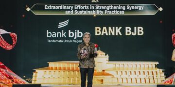 Direktur Operasional bank bjb, Tedi Setiawan menerima penghargaan di ajang CNN Indonesia Awards 2024 yang berlangsung di Trans Hotel Convention Center, Bandung pada Selasa 17 September 2024.