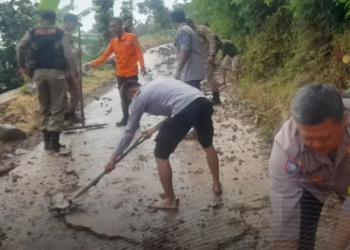 Sejumlah petugas gabungan berjibaku membersihkan material tanah akibat longsor yang terjadi di Kampung Malang, Desa Drawati, Kecamatan Paseh, Kabupaten Bandung. Rabu, 11 September 2024.