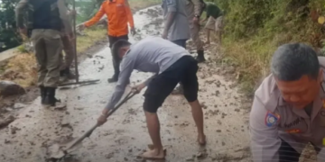 Sejumlah petugas gabungan berjibaku membersihkan material tanah akibat longsor yang terjadi di Kampung Malang, Desa Drawati, Kecamatan Paseh, Kabupaten Bandung. Rabu, 11 September 2024.