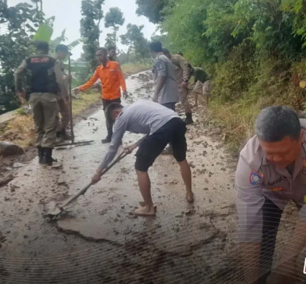 Sejumlah petugas gabungan berjibaku membersihkan material tanah akibat longsor yang terjadi di Kampung Malang, Desa Drawati, Kecamatan Paseh, Kabupaten Bandung. Rabu, 11 September 2024.