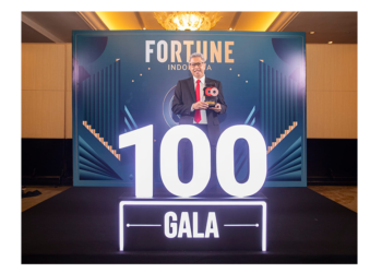 Direktur Keuangan bank bjb, Hana Dartiwan menerima penghargaan pada acara Fortune 100 Gala 2024 yang diselenggarakan di The Mulia Hotel Senayan, Jakarta, pada 6 September 2024.(FOTO: Istimewa)