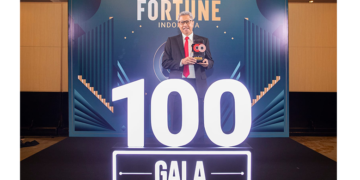 Direktur Keuangan bank bjb, Hana Dartiwan menerima penghargaan pada acara Fortune 100 Gala 2024 yang diselenggarakan di The Mulia Hotel Senayan, Jakarta, pada 6 September 2024.(FOTO: Istimewa)