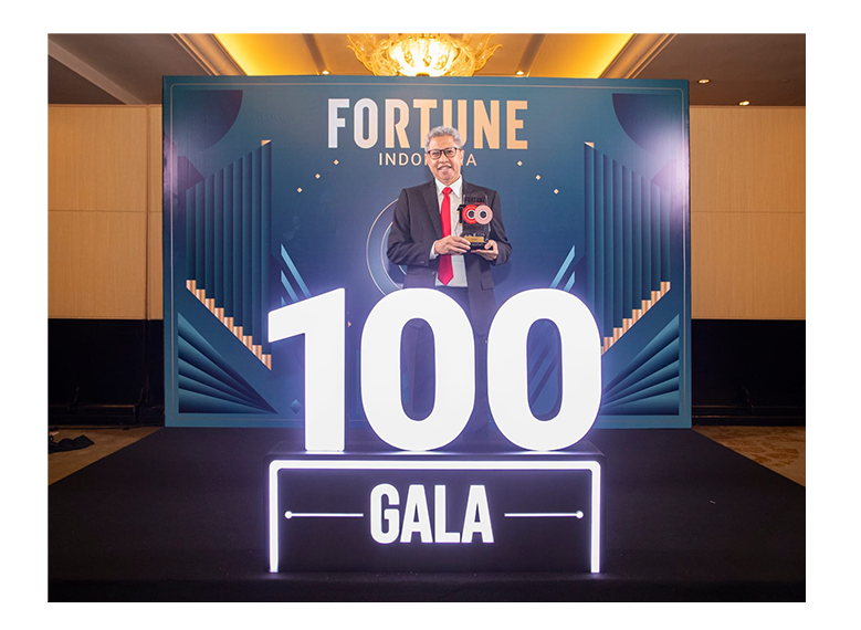 Direktur Keuangan bank bjb, Hana Dartiwan menerima penghargaan pada acara Fortune 100 Gala 2024 yang diselenggarakan di The Mulia Hotel Senayan, Jakarta, pada 6 September 2024.(FOTO: Istimewa)