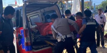 Evakuasi jasad mahasiswa UPI Bandung yang tewas tertabrak Kereta api di perlintasan Cimekar, Kecamatan Cileunyi, Kabupaten Bandung.(Foto: Istimewa).