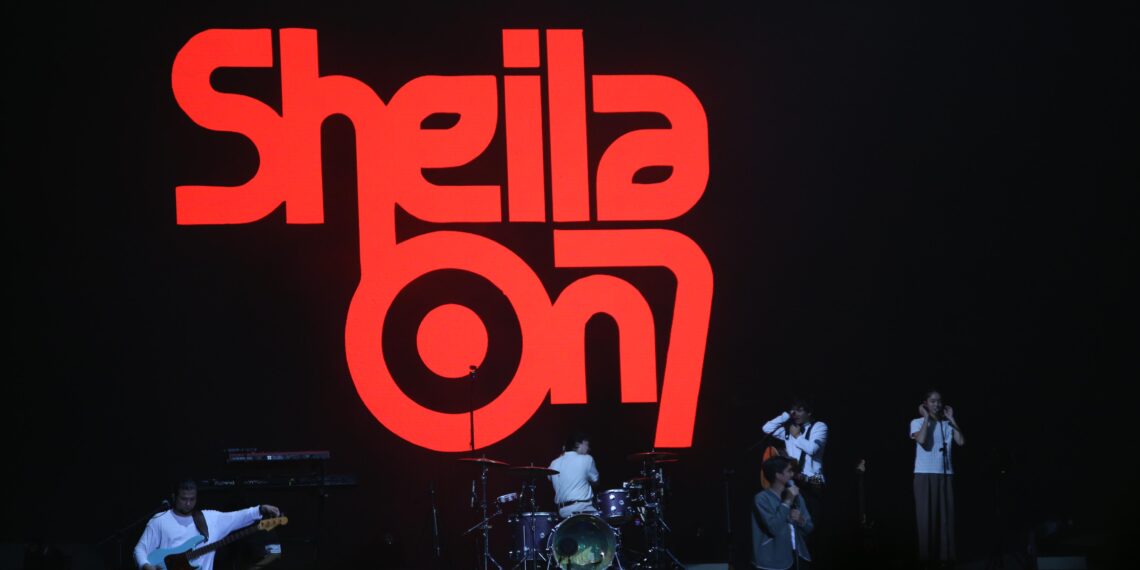 Konser Sheila On 7 yang diadakan di Lanud Soewondo, Medan, pada Sabtu (14/9)