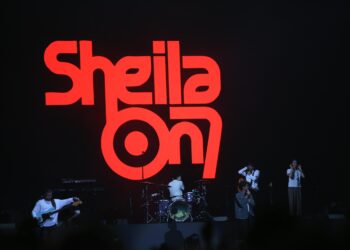 Konser Sheila On 7 yang diadakan di Lanud Soewondo, Medan, pada Sabtu (14/9)