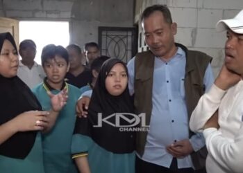 Cagub Dedi Mulyadi dengan para ODGJ di rumah rehabilitas.