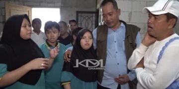 Cagub Dedi Mulyadi dengan para ODGJ di rumah rehabilitas.
