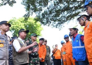 Penjabat Gubernur Jawa Barat, Bey Machmudin, memimpin apel kesiapsiagaan bencana hidrometeorologi dan mendukung Pilkada Serentak 2024 di halaman Gedung Sate Bandung Rabu (30/10/2024)