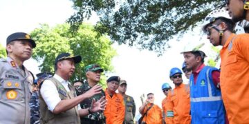 Penjabat Gubernur Jawa Barat, Bey Machmudin, memimpin apel kesiapsiagaan bencana hidrometeorologi dan mendukung Pilkada Serentak 2024 di halaman Gedung Sate Bandung Rabu (30/10/2024)