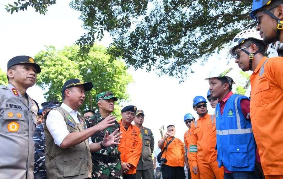 Penjabat Gubernur Jawa Barat, Bey Machmudin, memimpin apel kesiapsiagaan bencana hidrometeorologi dan mendukung Pilkada Serentak 2024 di halaman Gedung Sate Bandung Rabu (30/10/2024)