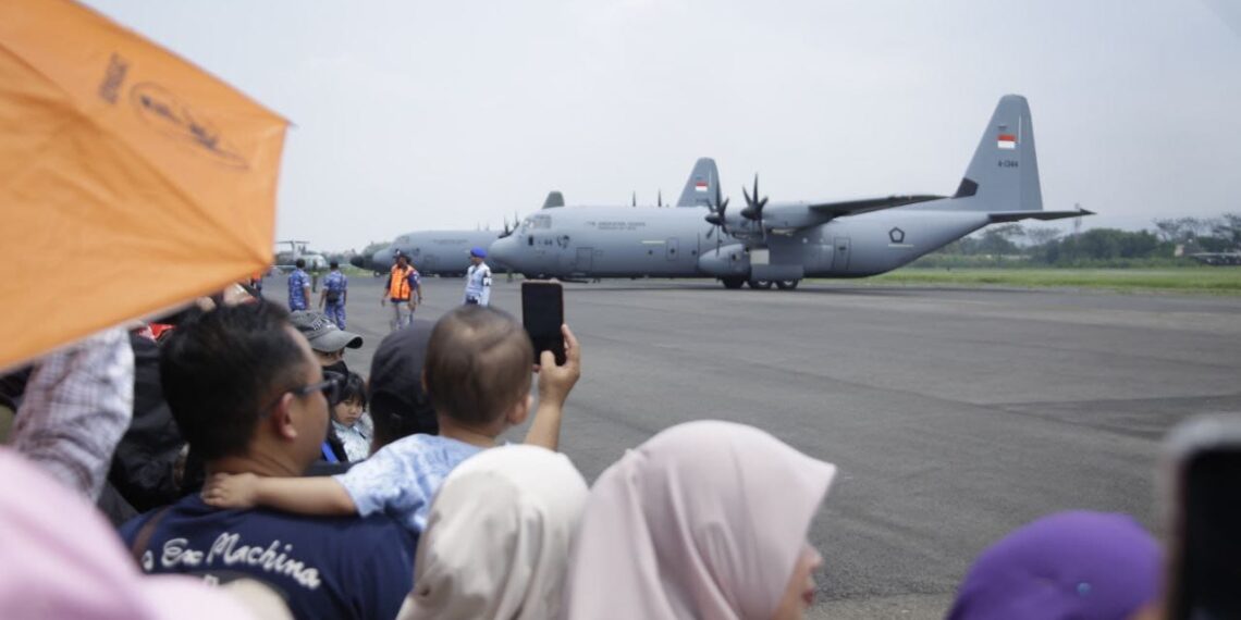 Ribuan pengunjung memadati Landasan Udara Husein Sastranegara pada acara Open Base dan Static Show yang digelar oleh TNI AU dalam rangka merayakan HUT ke-79 TNI.