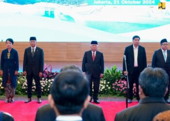 Menteri Pekerjaan Umum dan Perumahan Rakyat (PUPR) periode 2014-2024, Basuki Hadimuljono, secara resmi menyerahkan jabatan kepada Menteri Pekerjaan Umum (PU) Dody Hanggodo dan Menteri Perumahan dan Kawasan Permukiman (PKP) Maruarar Sirait di Jakarta pada Senin malam, 21 Oktober 2024.(FOTO: Humas PUPR)