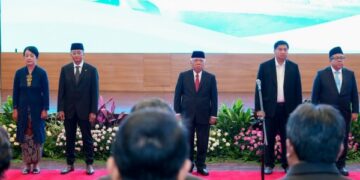 Menteri Pekerjaan Umum dan Perumahan Rakyat (PUPR) periode 2014-2024, Basuki Hadimuljono, secara resmi menyerahkan jabatan kepada Menteri Pekerjaan Umum (PU) Dody Hanggodo dan Menteri Perumahan dan Kawasan Permukiman (PKP) Maruarar Sirait di Jakarta pada Senin malam, 21 Oktober 2024.(FOTO: Humas PUPR)