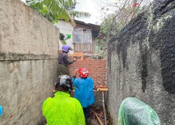 Benteng tutup akses jalan warga Gang Cipedes Hegar kembali dibuka. Wargapun bersyukur atas dibukanya kembali akses jalan itu.
