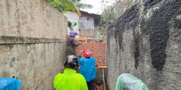 Benteng tutup akses jalan warga Gang Cipedes Hegar kembali dibuka. Wargapun bersyukur atas dibukanya kembali akses jalan itu.