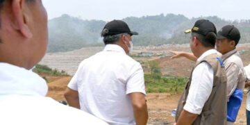 Penjabat Gubernur Jawa Barat, Bey Machmudin, bersama empat kepala daerah di Bandung Raya, melakukan peninjauan kondisi Tempat Pembuangan Akhir (TPA) Sarimukti di Kecamatan Cipatat, Kabupaten Bandung Barat Rabu (30/10/2024).(FOTO: Humas Pemprov Jabar)