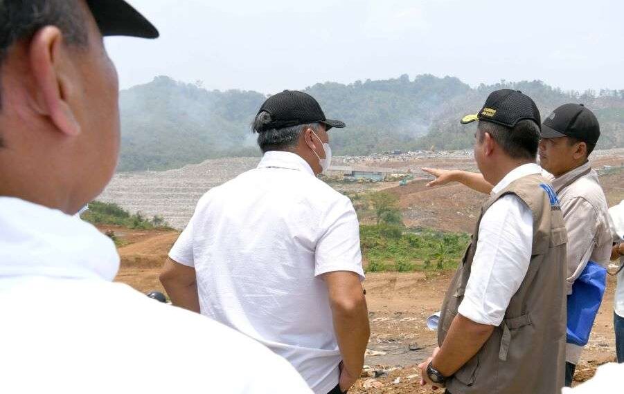 Penjabat Gubernur Jawa Barat, Bey Machmudin, bersama empat kepala daerah di Bandung Raya, melakukan peninjauan kondisi Tempat Pembuangan Akhir (TPA) Sarimukti di Kecamatan Cipatat, Kabupaten Bandung Barat Rabu (30/10/2024).(FOTO: Humas Pemprov Jabar)