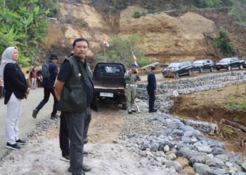 Penjabat Bupati Garut, Barnas Adjidin, melakukan peninjauan terhadap pembangunan jalan alternatif yang menghubungkan Peundeuy dan Cibalong, tepatnya di Kampung Cinangsi, Desa Toblong, Kecamatan Peundeuy.