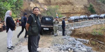 Penjabat Bupati Garut, Barnas Adjidin, melakukan peninjauan terhadap pembangunan jalan alternatif yang menghubungkan Peundeuy dan Cibalong, tepatnya di Kampung Cinangsi, Desa Toblong, Kecamatan Peundeuy.
