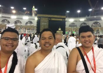 Foto Dedi Mulyadi bersama dua anaknya tengah menjalankan ibadah haji di Tanah Suci Makkah. (Dok. Istimewa)