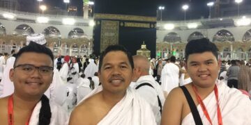 Foto Dedi Mulyadi bersama dua anaknya tengah menjalankan ibadah haji di Tanah Suci Makkah. (Dok. Istimewa)