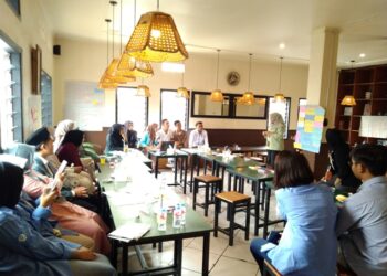 Sebanyak 25 pemuda dari berbagai organisasi di Kabupaten Garut berkumpul di Warung Kopi Gulapadi, Jalan Bank, Kecamatan Garut Kota, pada Sabtu (19/10/2024).(FOTO: Humas Pemkab Garut)