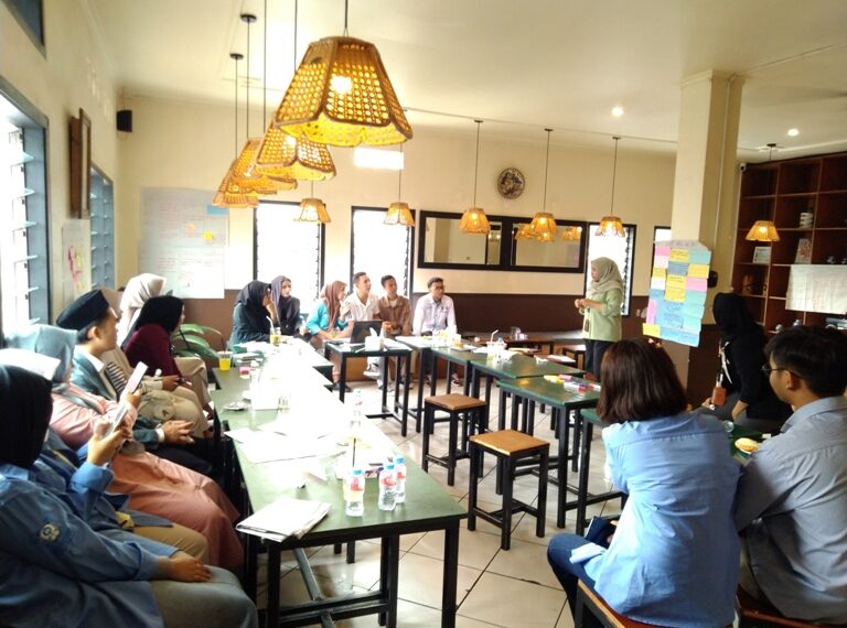 Sebanyak 25 pemuda dari berbagai organisasi di Kabupaten Garut berkumpul di Warung Kopi Gulapadi, Jalan Bank, Kecamatan Garut Kota, pada Sabtu (19/10/2024).(FOTO: Humas Pemkab Garut)