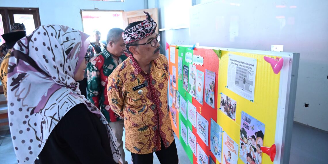 Penjabat Bupati Raden Iip Hidajat dalam acara "Festival Katumbiri" yang diselenggarakan oleh Taman Baca Masyarakat Taman Pelangi. Acara ini berlangsung di Perumahan Quanta 2, Desa Bayuning, Kecamatan Kadugede.