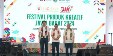 (Kiri-kanan) Asisten Daerah Perekonomian dan Pembangunan Provinsi Jawa Barat Mohammad Taufiq Budi Santoso sekaligus Komisaris bank bjb, Kepala Otoritas Jasa Keuangan Provinsi Jawa Barat Imansyah, dan Direktur Utama bank bjb Yuddy Renaldi di acara Festival Produk Kreatif Jawa Barat Sabtu 19 Oktober 2024, di Area Sport and Creative Centre, Kantor Pusat bank bjb, Jalan Naripan No. 12-14, Kota Bandung.(FOTO: Istimewa)