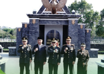 Kapolda Jabar Irjen Pol. Dr. Akhmad Wiyagus, bersama Pangdam III Siliwangi Mayjen TNI Dadang Arif Abdurahman, Pj. Gubernur Jabar Bey Machmudin, Kajati Jabar Katarina Endang Sarwestri melaksanakan Ziarah Nasional HUT Ke-79 TNI Tahun 2024 serta tabur bunga di Taman Makam Pahlawan Cikutra Kota Bandung, Jum’at (4/10/2024).