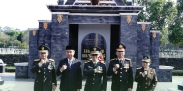 Kapolda Jabar Irjen Pol. Dr. Akhmad Wiyagus, bersama Pangdam III Siliwangi Mayjen TNI Dadang Arif Abdurahman, Pj. Gubernur Jabar Bey Machmudin, Kajati Jabar Katarina Endang Sarwestri melaksanakan Ziarah Nasional HUT Ke-79 TNI Tahun 2024 serta tabur bunga di Taman Makam Pahlawan Cikutra Kota Bandung, Jum’at (4/10/2024).