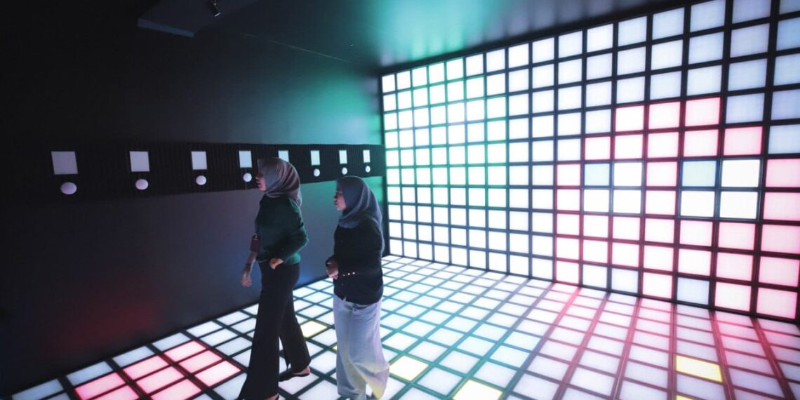Selain dikenal sebagai kota wisata kuliner, Bandung kini memiliki destinasi wisata baru yang menarik: Game On Arcade "The Floor Is Lava" yang berlokasi di Jalan Karang Layung No. 24.