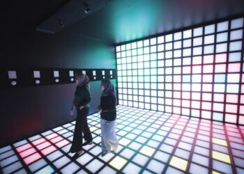 Selain dikenal sebagai kota wisata kuliner, Bandung kini memiliki destinasi wisata baru yang menarik: Game On Arcade "The Floor Is Lava" yang berlokasi di Jalan Karang Layung No. 24.