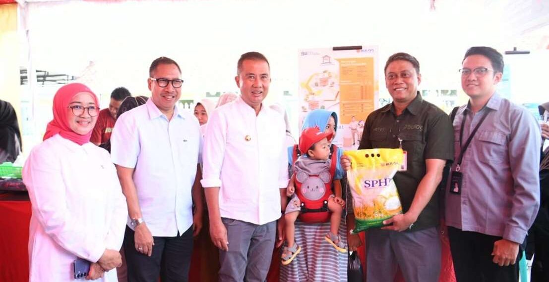 Penjabat Gubernur Jawa Barat, Bey Machmudin, resmi membuka Gerakan Pangan Murah (GPM) Serentak di lapangan bola Desa Sukaurip, Kecamatan Balongan, Indramayu, pada Rabu, 16 Oktober 2024.(FOTO: Humas Pemprov Jabar)