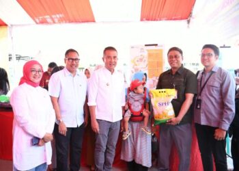 Penjabat Gubernur Jawa Barat, Bey Machmudin, resmi membuka Gerakan Pangan Murah (GPM) Serentak di lapangan bola Desa Sukaurip, Kecamatan Balongan, Indramayu, pada Rabu, 16 Oktober 2024.(FOTO: Humas Pemprov Jabar)