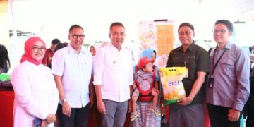 Penjabat Gubernur Jawa Barat, Bey Machmudin, resmi membuka Gerakan Pangan Murah (GPM) Serentak di lapangan bola Desa Sukaurip, Kecamatan Balongan, Indramayu, pada Rabu, 16 Oktober 2024.(FOTO: Humas Pemprov Jabar)