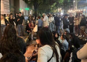 Para fans Liam Payne berduka di depan lokasi kejadian (Foto: x.com)