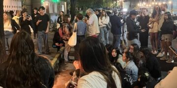 Para fans Liam Payne berduka di depan lokasi kejadian (Foto: x.com)