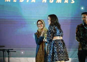 Kepala Diskominfo Jabar Ika Mardiah menerima penghargaan.(FOTO: Humas Pemprov Jabar)