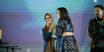 Kepala Diskominfo Jabar Ika Mardiah menerima penghargaan.(FOTO: Humas Pemprov Jabar)