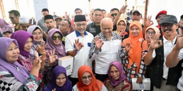 Cagub Jabar Akhmad Syaikhu bersama pasangannya Ilham Habibie