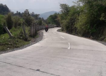 Jalan beton penghubung Sumedang - Rancakalong