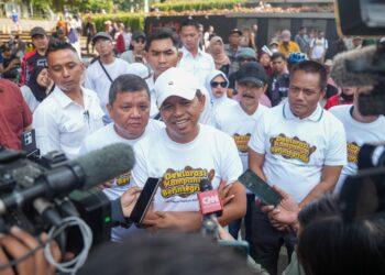 Cagub dan cawagub nomer 4 Dedi Mulyadi-Erwan Setiawan menghadiri kampanye yang digelar KPU dan Bawaslu Jabar, Minggu (6/10/2024)