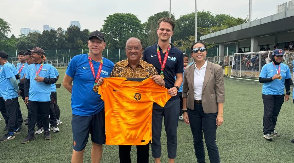 Bekerja sama dengan Yayasan Inspire Academy dan Koninklijke Nederlandse Voetbalbond (KNVB), KONI Pusat menghadirkan pelatih profesional asal Belanda, Robert Steenbeeke, dalam program KNVB World Coaches yang ditujukan untuk pelatih pemula.