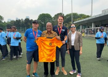 Bekerja sama dengan Yayasan Inspire Academy dan Koninklijke Nederlandse Voetbalbond (KNVB), KONI Pusat menghadirkan pelatih profesional asal Belanda, Robert Steenbeeke, dalam program KNVB World Coaches yang ditujukan untuk pelatih pemula.