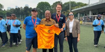 Bekerja sama dengan Yayasan Inspire Academy dan Koninklijke Nederlandse Voetbalbond (KNVB), KONI Pusat menghadirkan pelatih profesional asal Belanda, Robert Steenbeeke, dalam program KNVB World Coaches yang ditujukan untuk pelatih pemula.