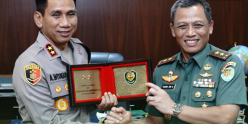 Kapolda Jawa Barat, Irjen Pol Dr. Akhmad Wiyagus menerima kunjungan silaturahmi dari Pangdam III Siliwangi, Mayjen TNI Dadang Arif Abdurahman, pada Rabu, 2 Oktober 2024. Kunjungan ini berlangsung dalam suasana yang akrab dan penuh kebersamaan.